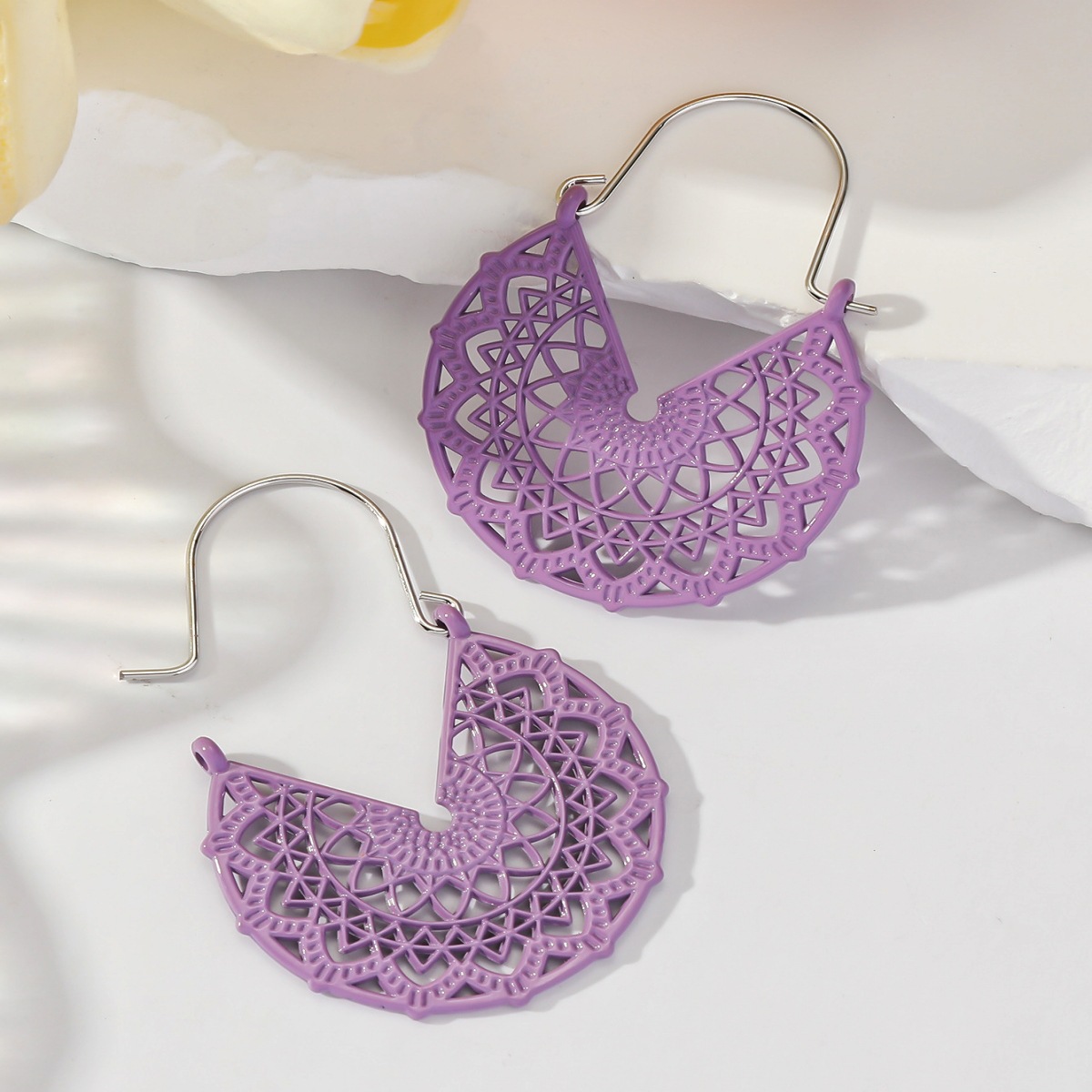 Pendientes de aleación huecos geométricos en forma de V de la moda bohemia de las mujeres de color retro pintura en aerosol todo partido joyería del oído al por mayor