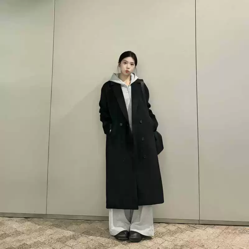 Черное шерстяное пальто женское 2025 новое весеннее осеннее чувство высокого класса маленький длинный хепберн стиль шерстяное пальто