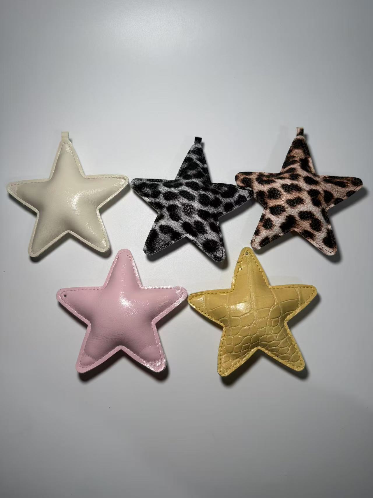 Nuevo color pu relleno de algodón bolsos colgantes diy accesorios estrellas exquisitas estrellas llaveros colgantes de cuero estrellas