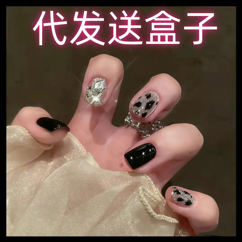 Purely Handmade Wearable Nail Patches for Autumn and Winter, White and Black Leopard Print, Super Shiny, Sweet and Cool Sexy Short Manicure Wearable Patches Purely Handmade Wearable Nail Patches for Autumn and Winter, White and Black Leopard Print, Super Shiny, Sweet and Cool Sexy Short Manicure Wearable Patches
