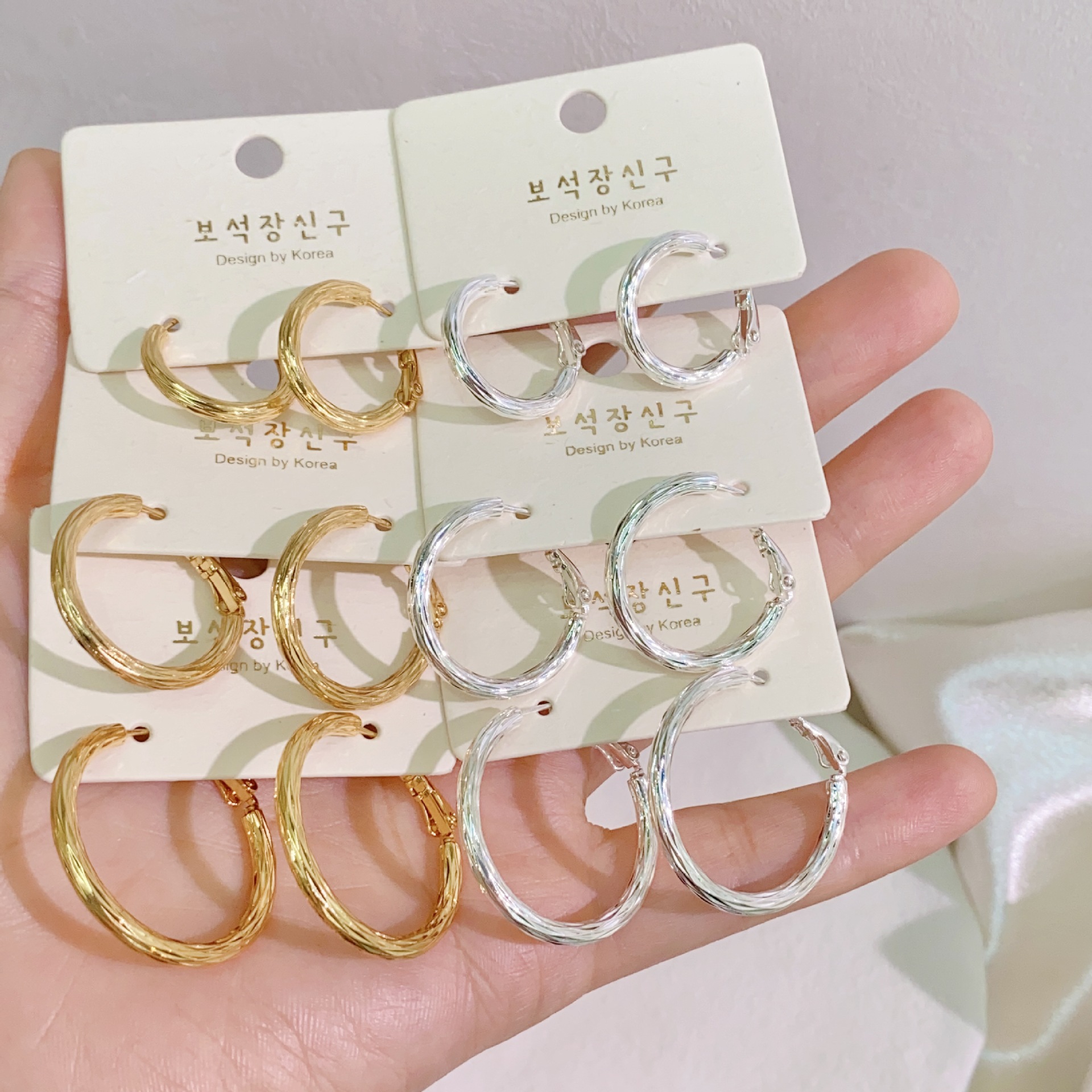 Copper Gold-Plated European and American Fashion Simple Metal Hoop Earrings for Women, New Light Luxury Minimalist Style Versatile Ear Hoops and Accessories