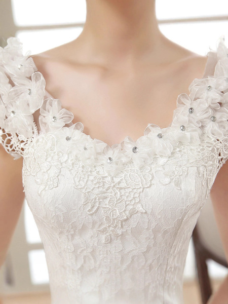 Spring fitted lace wedding dress