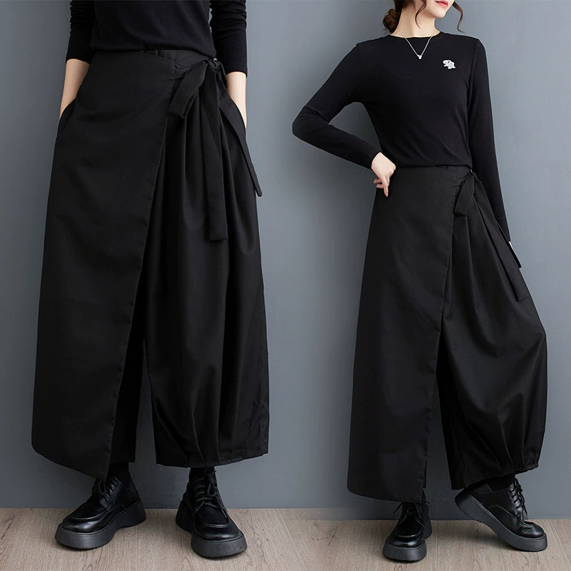 Фото реального образца: осенние новинки 2025 года — модные плиссированные брюки-кюлоты из двух частей (эффект двухслойности), универсальные повседневные облегающие брюки-юбка с завязками и широкими штанинами.