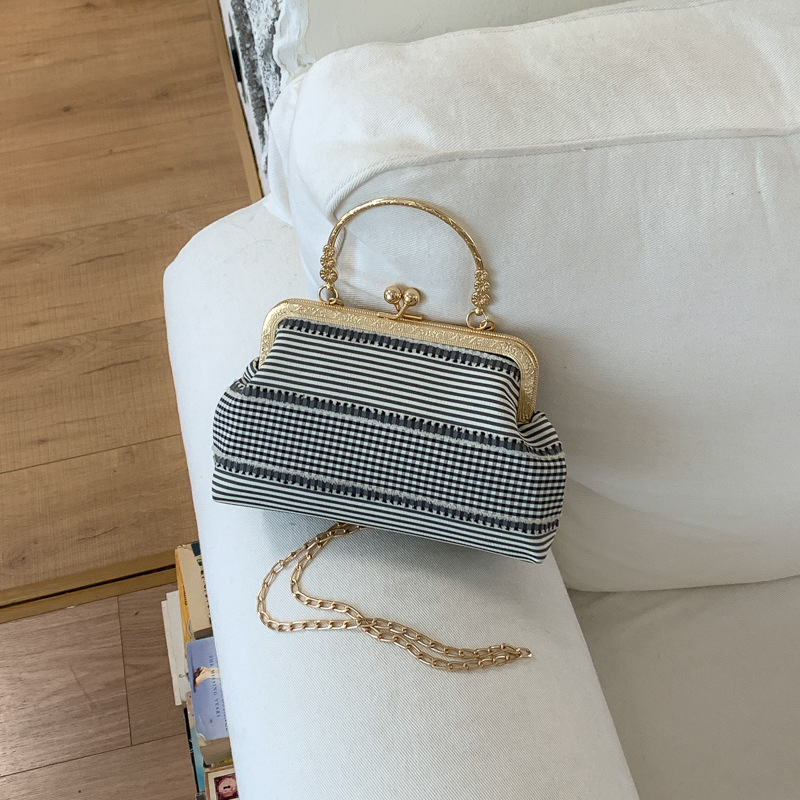 Elegante pochette da sera con diamanti e catena donna_voghion.com