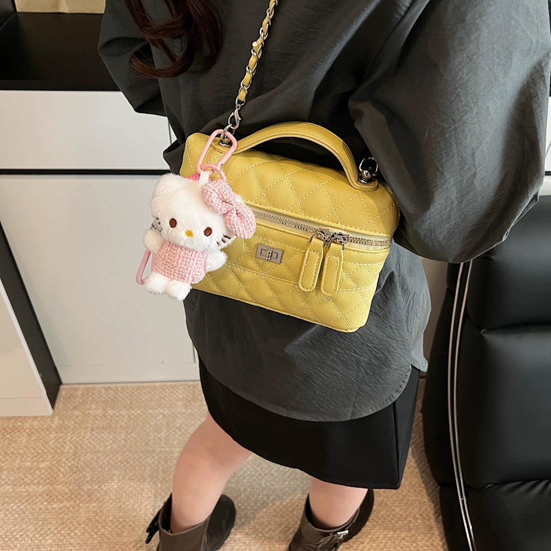Сумка QianTian в стиле Chanel — небольшая сумочка на цепочке через плечо с отделением для телефона и ручным ремешком
