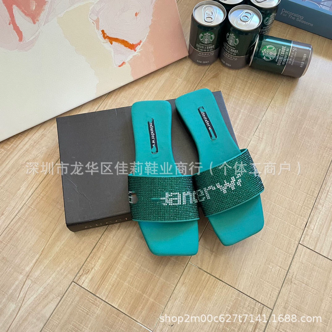 Квадратные шлепанцы со стразами и буквами на весеннем и летнем показе мод 2025