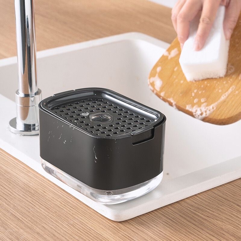 母の良い助手の台所の神器の清潔さは食器を洗って泡器の石鹸の液体器のブラシの置物の棚を拭きます。|undefined