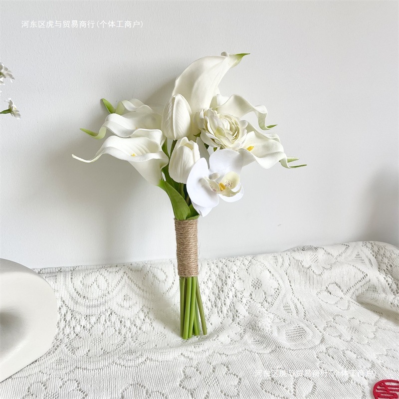 花嫁の結婚式の手持ち模擬チューリップオランダカイウユリの写真スタジオの写真の花束高級カップルの証明書手持ち花|undefined