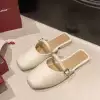 Молочно-белый