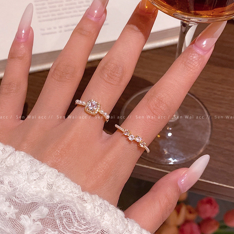 Sophisticated adjustable design ring with zircon
