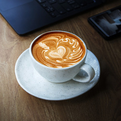 モランディは墨をかけて日本式のコーヒーの杯の皿のセットの高い顔の値の陶磁器の花のラテカカップの260mlをかけます。