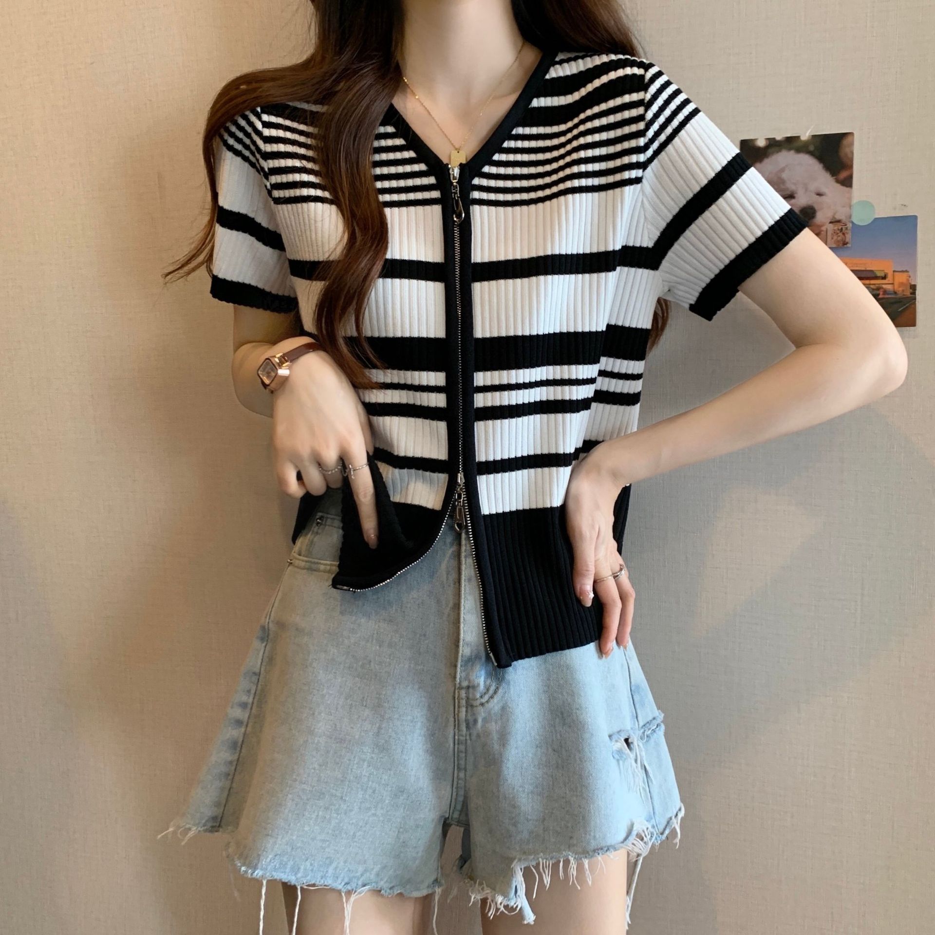 T-shirt a maniche corte con scollo a V a righe chic per donna in estate, alla moda e snellente, elegante maglia in seta ghiacciata con cerniera_voghion.com