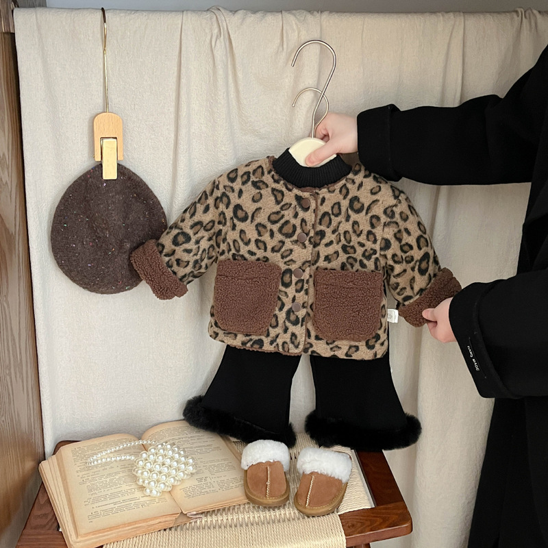 Korean Children's Clothing for Girls, Stylish Leopard Print Thickened Jacket for Autumn and Winter, Fashionable Reversible Fleece-Lined Warm Cotton Coat for Babies