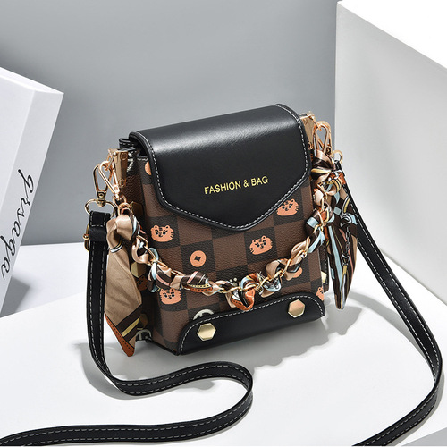 Manufacturer's new summer bag, Korean version, simple small square bag, fashionable and versatile, one-shoulder crossbody, trendy mini mobile phone bag, women's bag