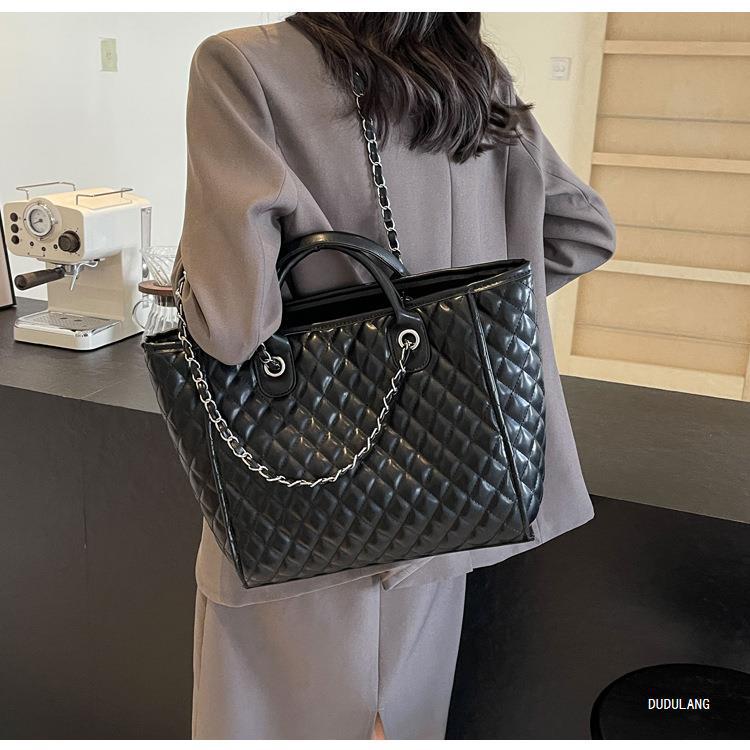 Women's rhombus large capacity women's bag 2024 new chain bag versatile hand held shoulder commuter style tote bag_voghion.com