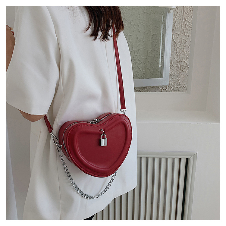 Summer New Fashion Heart Shape Chain Messenger Shoulder Bag display picture 2