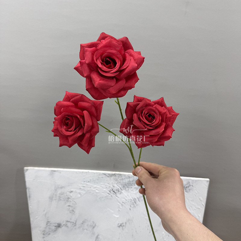 3 rolled edge diamond roses – bright red