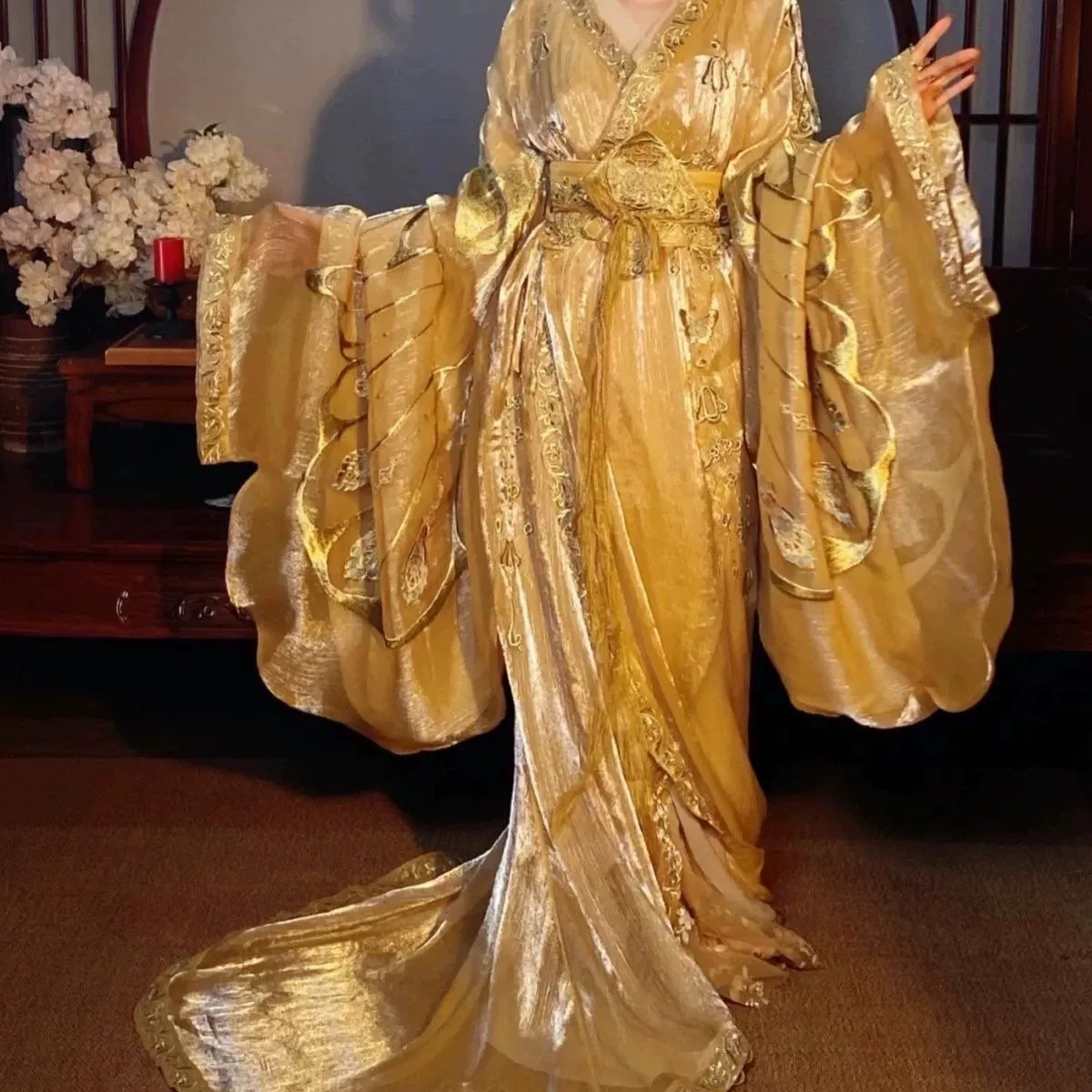 Костюм женского костюма прямо Вэй Цзиньфэн Тяжелая промышленная вышивка Золотые одежды периода враждующих государств