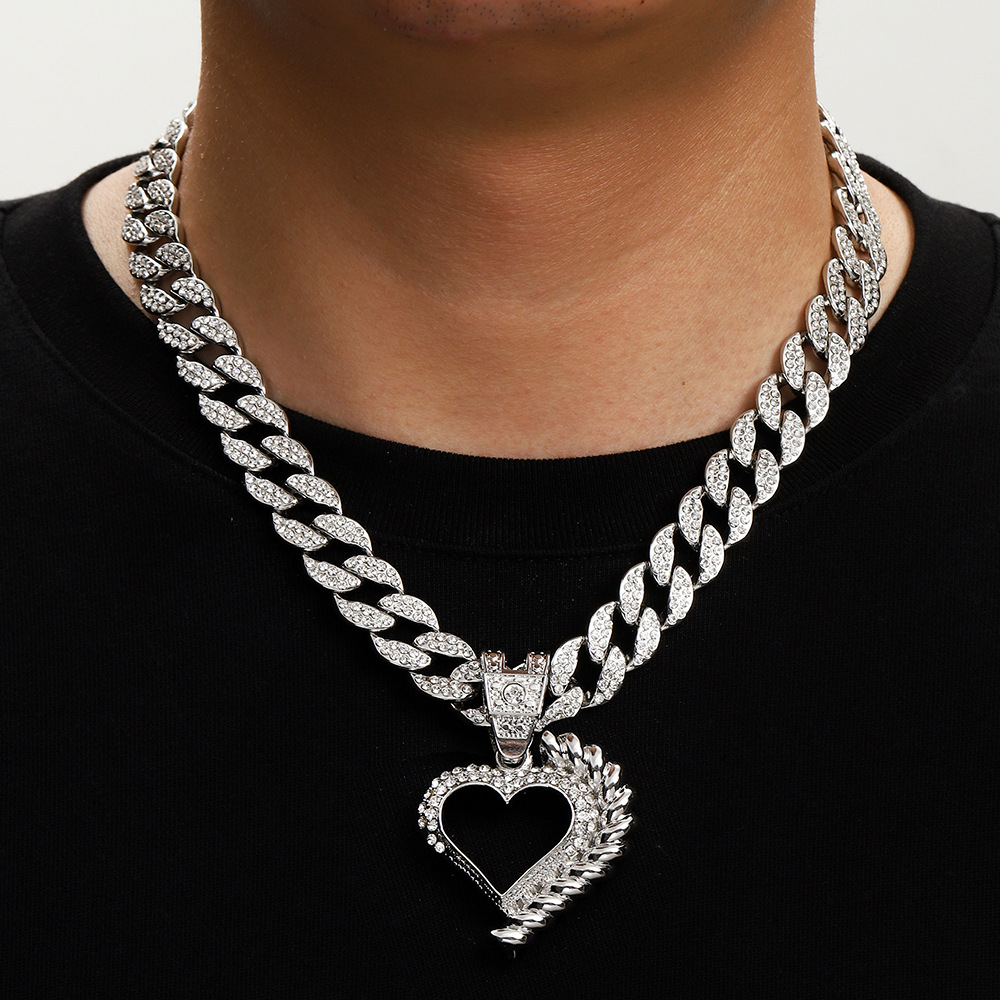 Europa y los Estados Unidos transfronterizos nuevos ligeros de lujo amor lleno colgante de aleación de diamantes cubano collar hip-hop moda fábrica de joyería masculina al por mayor
