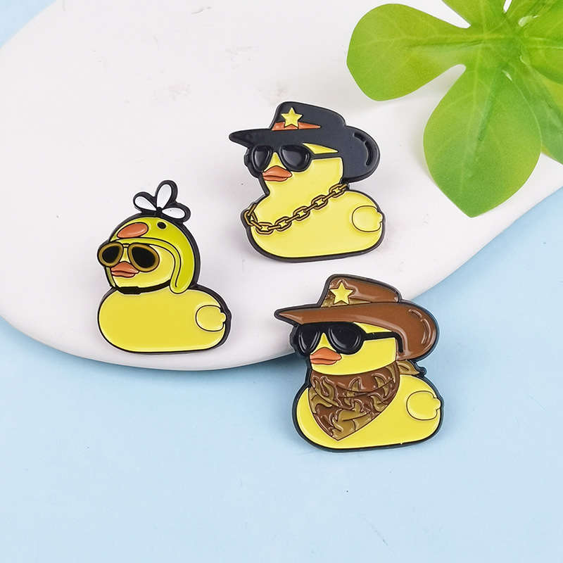 Broche con forma de pato amarillo frito fresco transfronterizo, bolso de pareja de dibujos animados lindo, accesorios fijos, pines de placa de aleación