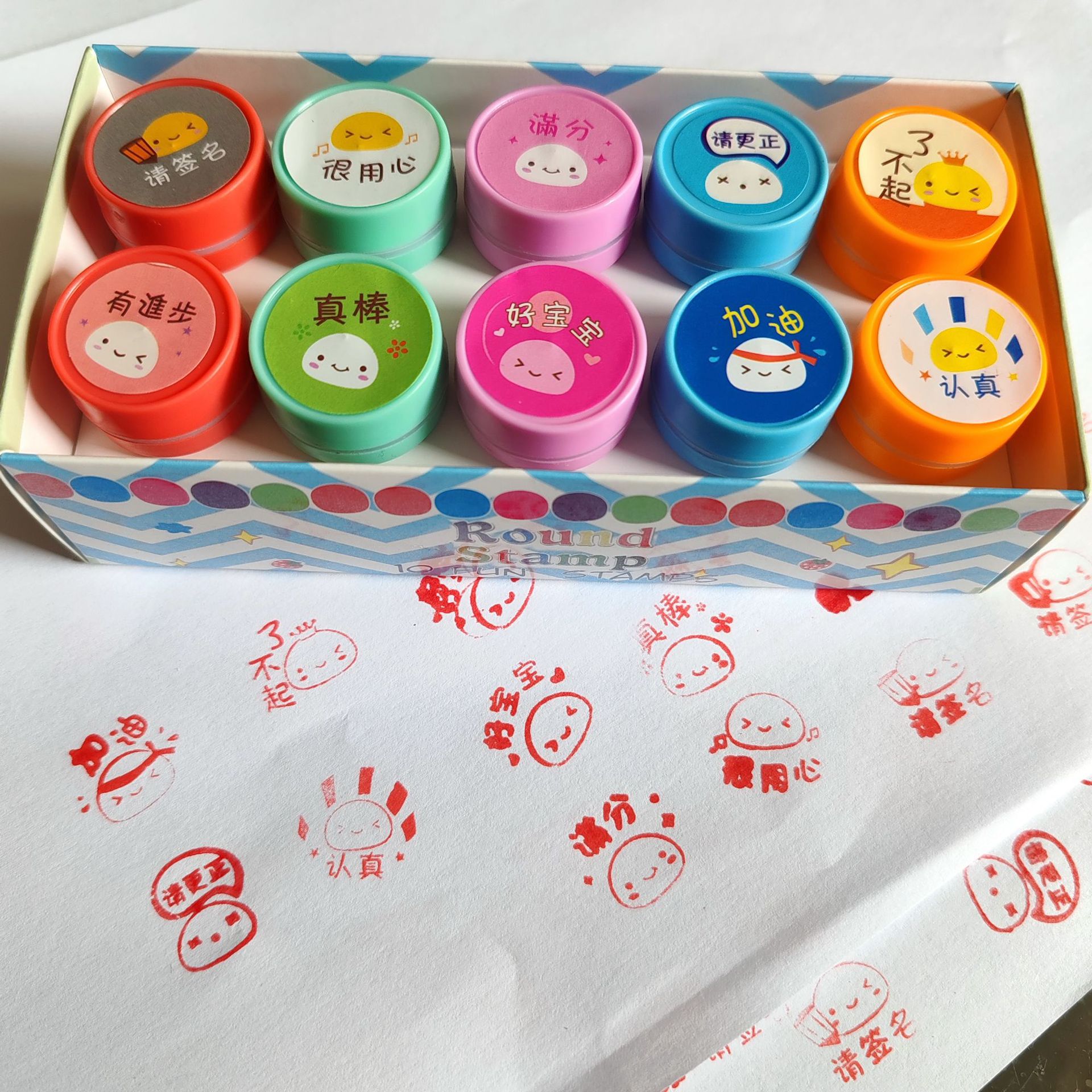 10 Día del niño juguete sello traje papelería dibujos animados lindo pequeño dinosaurio animal kindergarten recompensa sello atómico