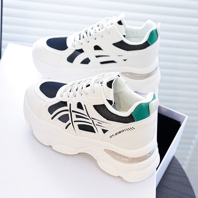 Calzado deportivo de aumento interno al por mayor para mujer 2025 nuevos zapatos de papá de suela gruesa ligera zapatos individuales pequeños zapatos de papá de verano