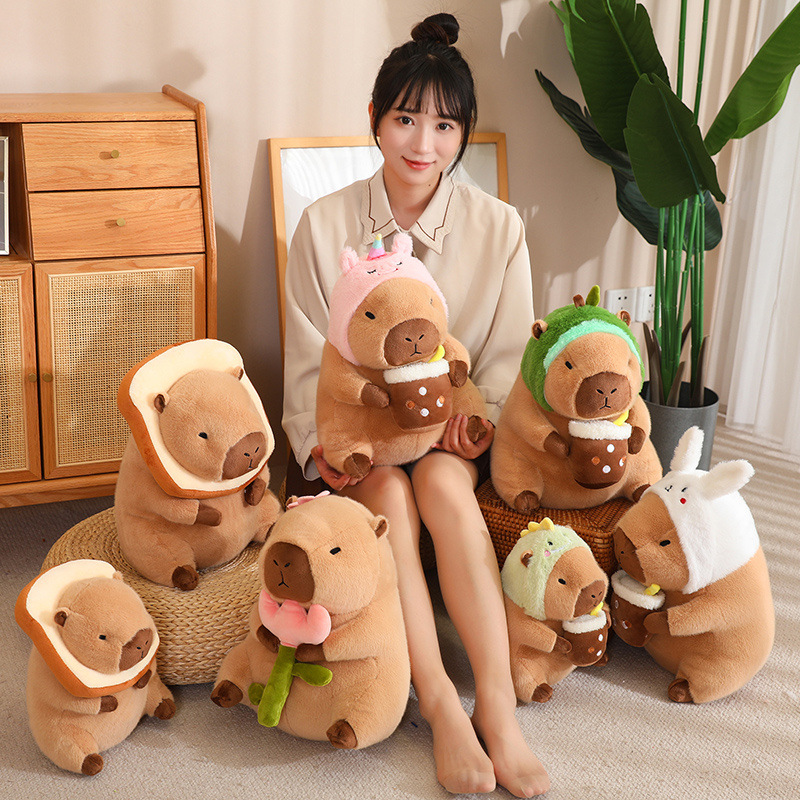 En línea de dibujos animados celebridad en stock transformación capybara puerta agua conejillo Guinea pan aguacate dinosaurio flor muñeca juguete felpa