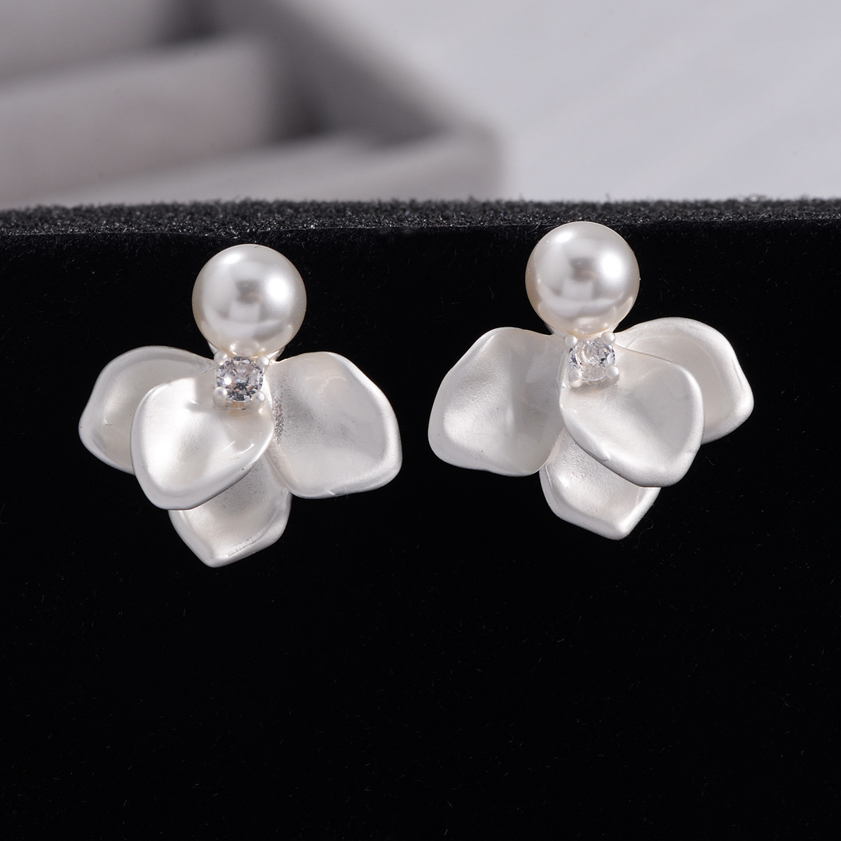 【Pearl Falling in Silver Tangerine】French-Style Vintage Glossy Cream White Pearl Earrings and Ear Clips, Niche Design, Fashionable for Commuting