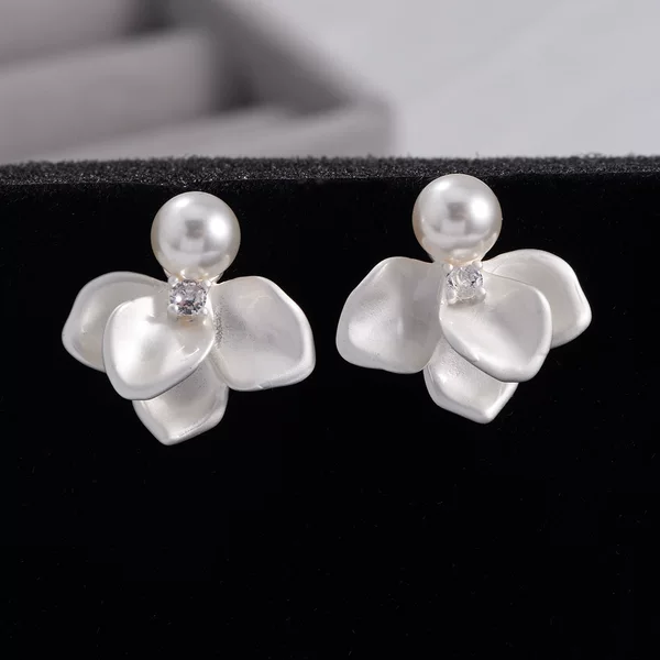 【Pearl Falling in Silver Tangerine】French-Style Vintage Glossy Cream White Pearl Earrings and Ear Clips, Niche Design, Fashionable for Commuting