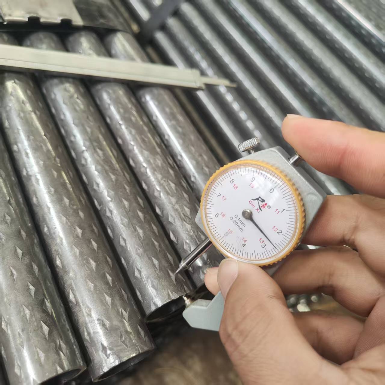 Q235A 直缝焊管32*1.8小口径薄壁焊管 菱形压花花纹钢管