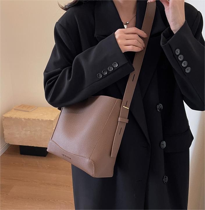 Bolso de gran capacidad para las axilas de cercanías 2023 otoño e invierno nuevo bolso de mujer de moda bolso de hombro de todo fósforo bolso de cubo de moda Retro