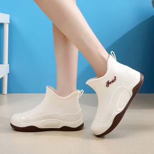 New Rain Boots Women's Fashionable Outwear Short Tube Water Shoes Waterproof Non-slip fleece-lined Rain Boots Lightweight Flat Kitchen Women's Rubber Shoes