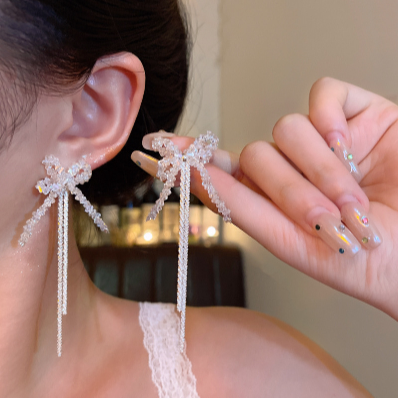 S925 aguja de plata Luz de lujo nicho pendientes de perlas de alto grado versátil elegante exquisito diamante incrustado arco pendientes