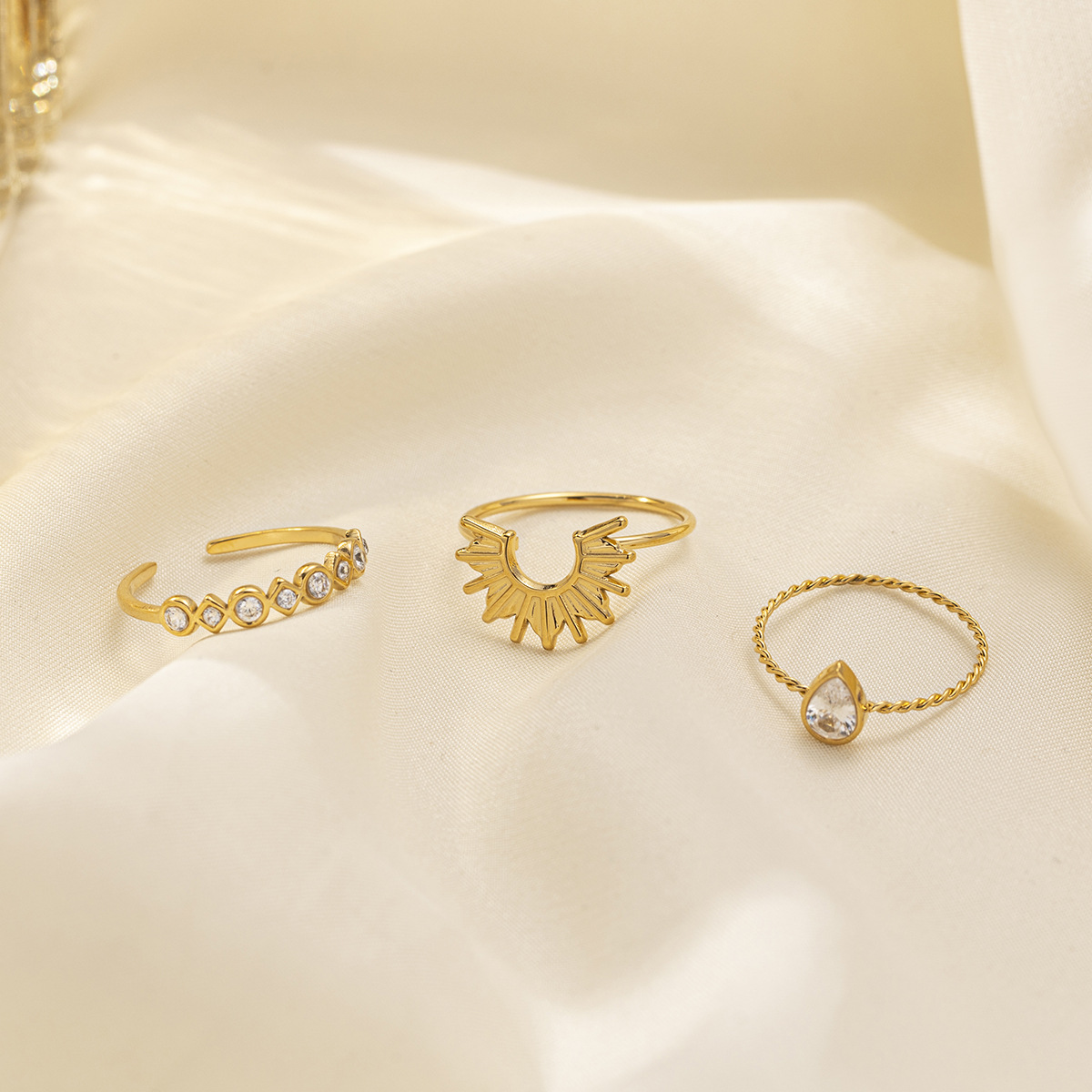 Anillo de acero inoxidable de estilo europeo y americano Tena Anillo de circón de oro de nicho femenino de 18k de sol El acero de titanio no se desvanece