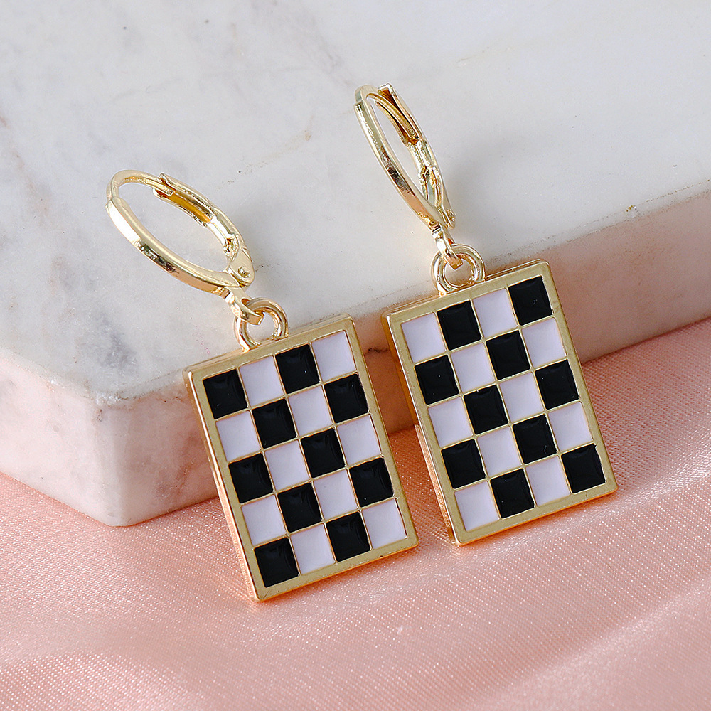 New Korean Version Of Black White Grid Heart-shaped Geometric Earrings display picture 4