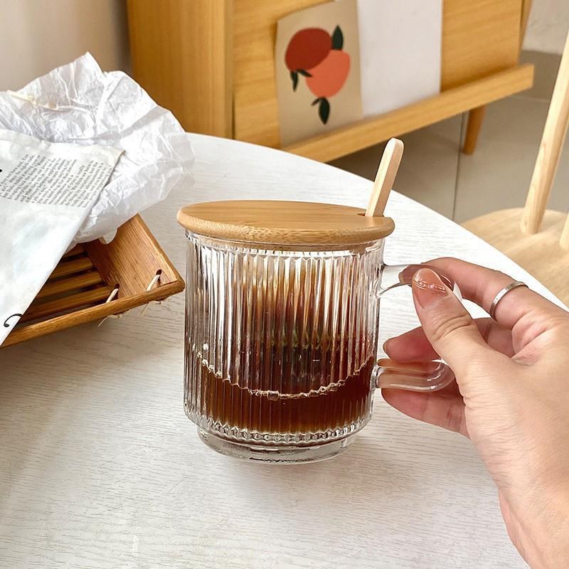 Vidrio de estilo japonés Red taza roja con tapa cuchara taza de agua ins taza de café de leche doméstica de alto aspecto