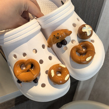 小红书同款碱水面包洞洞鞋鞋花仿真面包可拆卸拖鞋装饰扣洞洞包扣