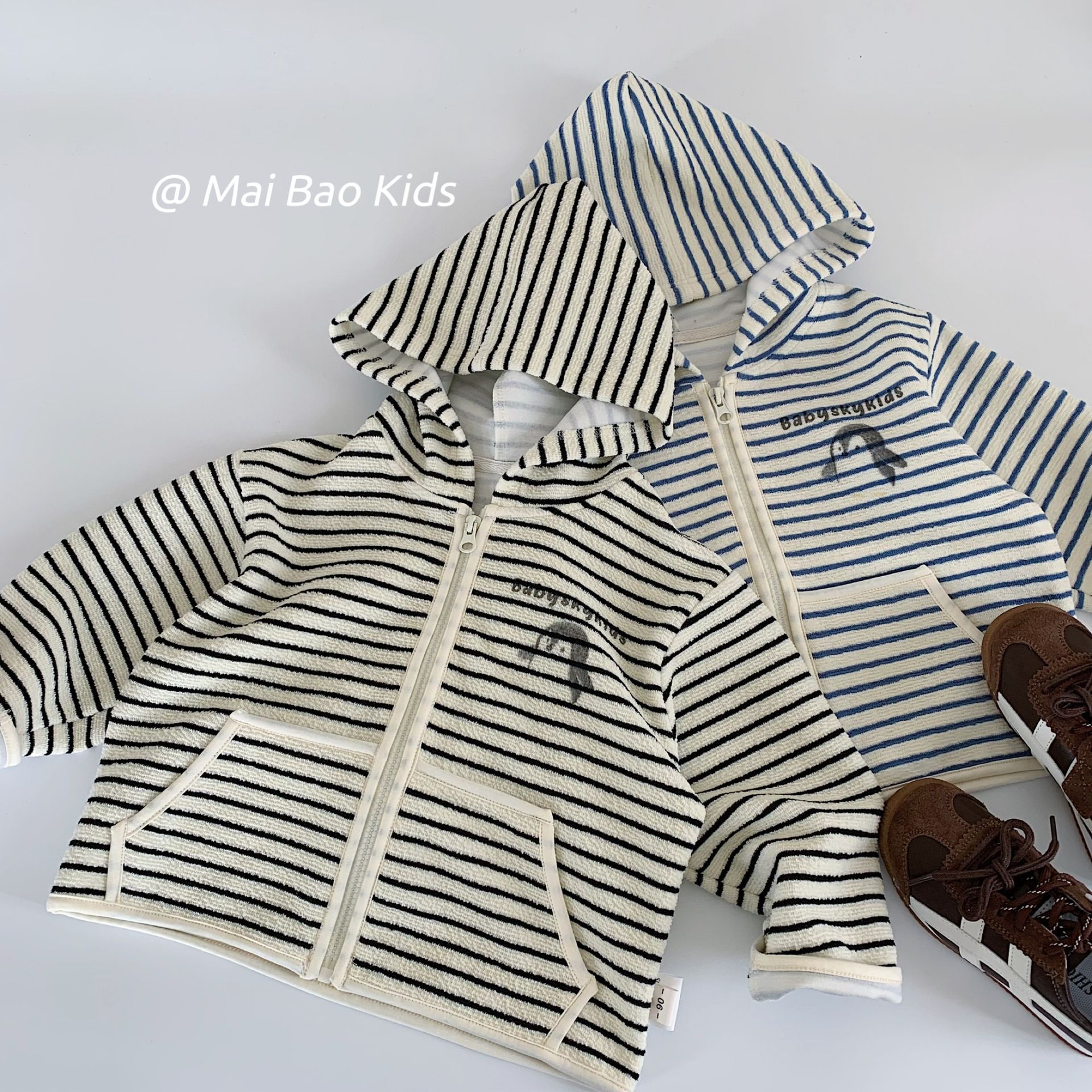 Mai Bao chaqueta infantil otoño 2025 nuevo estilo coreano para hombres y mujeres a rayas cardigan con capuz para niños primavera y otoño moda