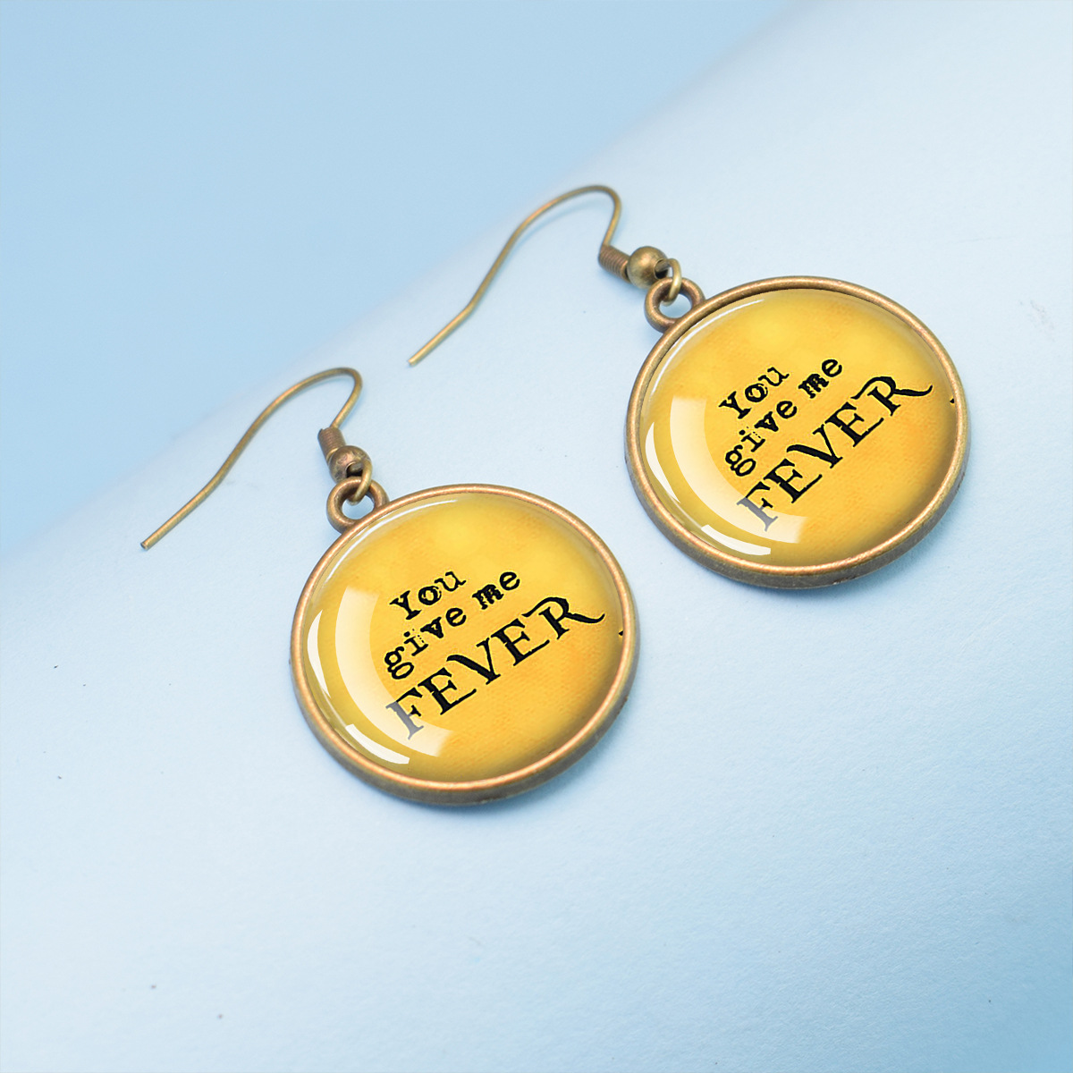 Personalidad Inglés Kiss me Pendientes de metal Novia Amor amonestación Joyas de amor Pendientes de gema de vidrio Transfronterizo