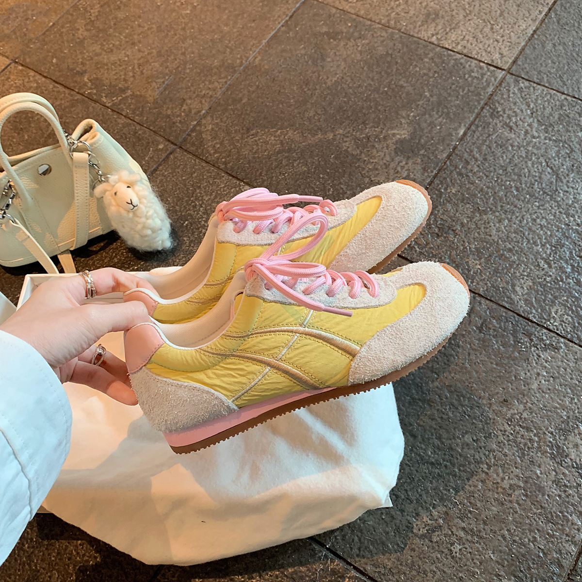 Cuero de vaca uvas madres Carlon color combinado cabeza inclinada lazos de zapatos deportivos casuales aumentan la altura de los zapatos de entrenamiento de mujeres