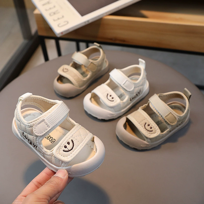 2023 летние новые детские сандалии с мягким дном и закрытым носком Корейские модные Нескользящие сандалии для малышей на липучке для мальчиков и девочек