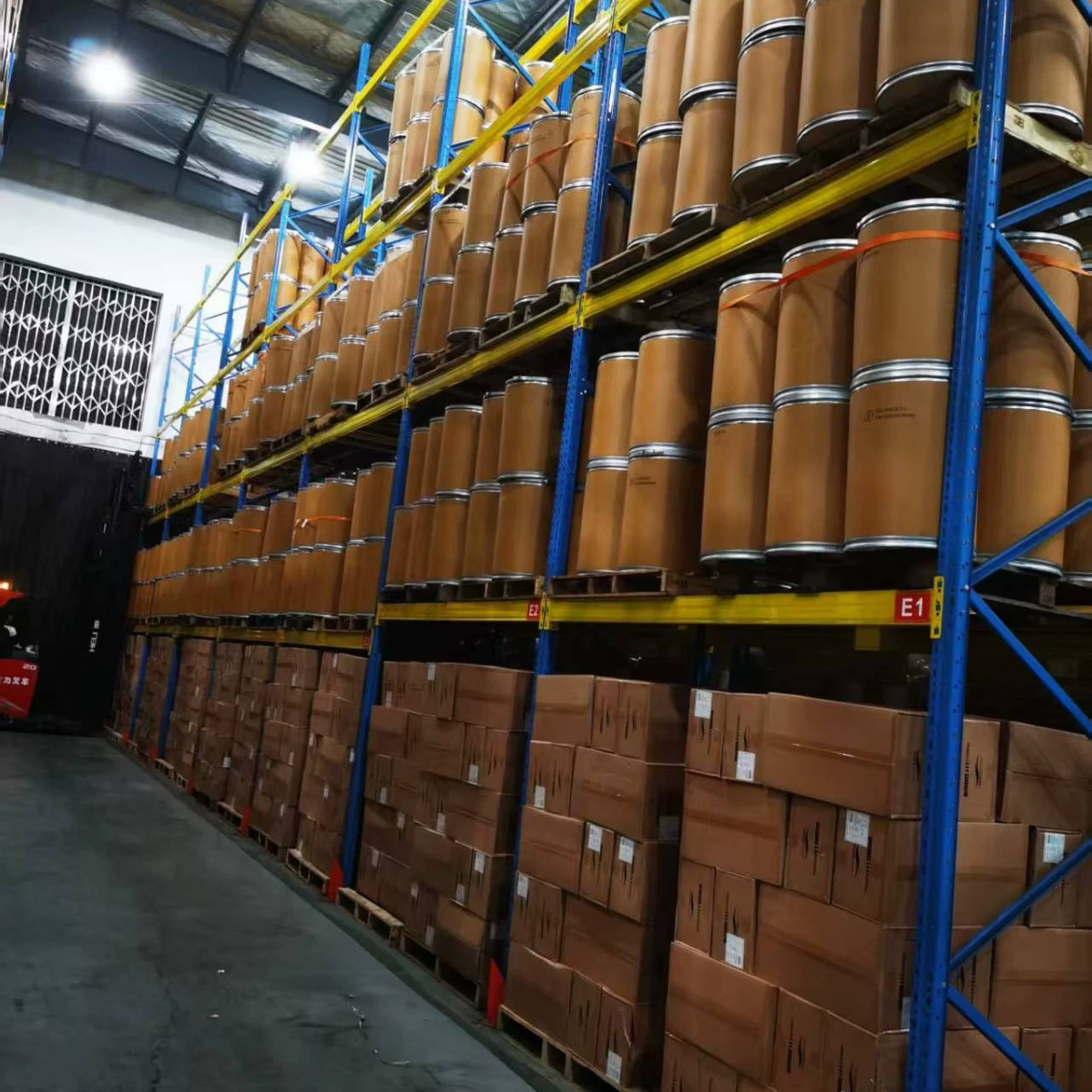 Самым большим преимуществом хранения сырья и химической продукции на складе является то, что товар боится давления, модели беспорядочно, а партии беспорядочно.