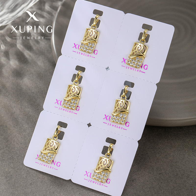 Nuevo modelo Xuping, aleación galvanizada en color 14k, piedra artificial geométrica cuadrada con diseño hueco, exquisito colgante para collar.