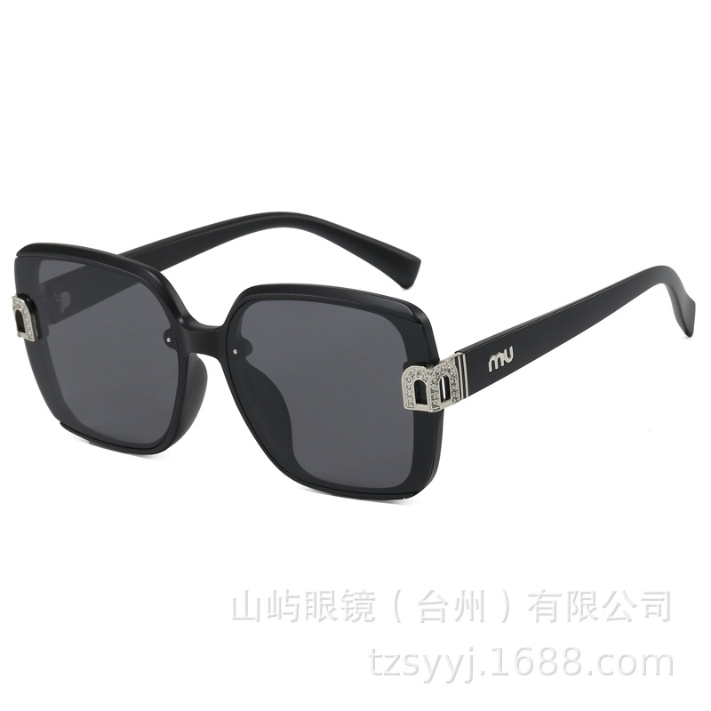 2025新型偏光サングラス軽豪華高級感ファッションサングラス女性クロスボーダー卸売り個性街拍眼鏡