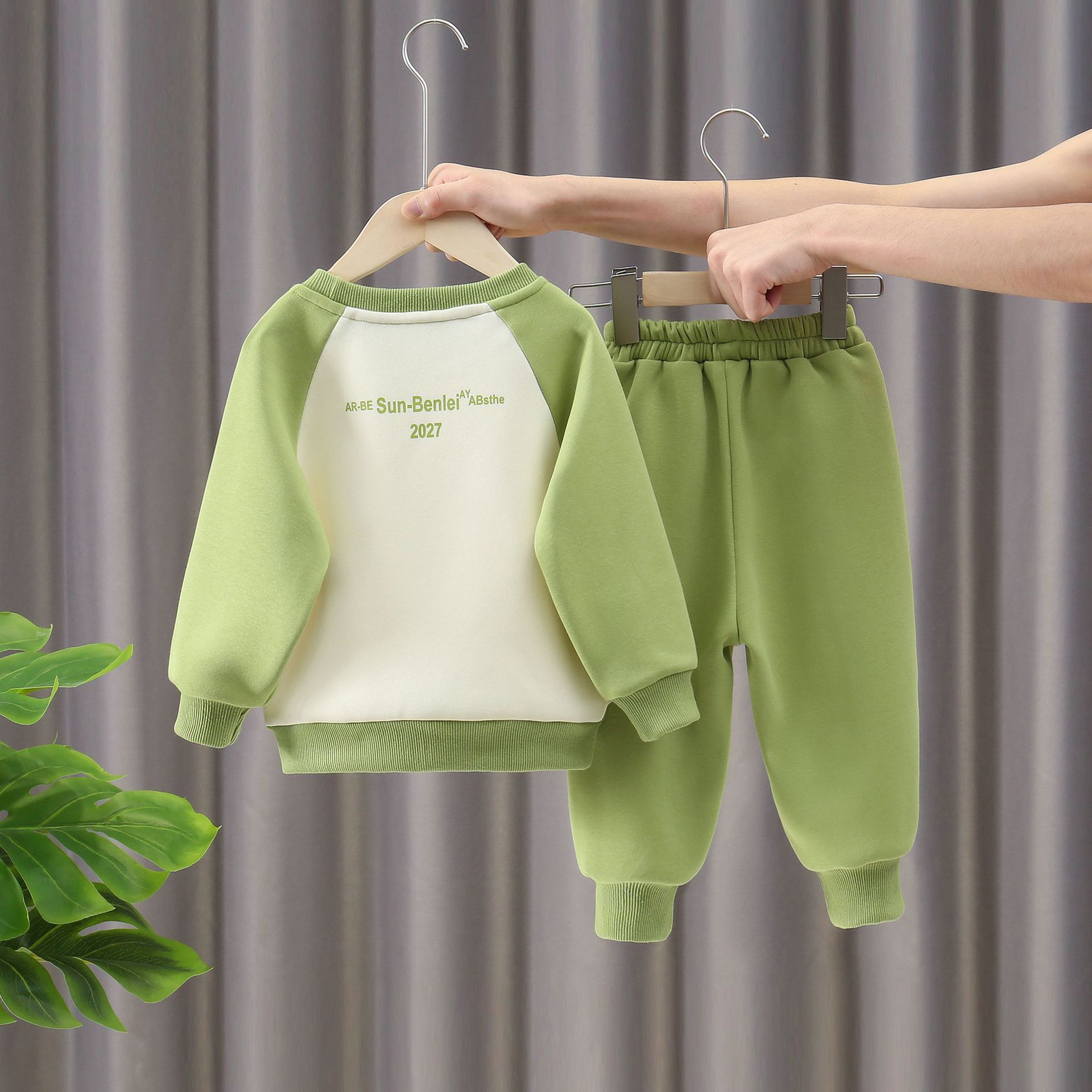 6365 niños más traje de terciopelo ropa de otoño e invierno 2025 nuevo suéter de terciopelo de una pieza para bebés de dos piezas de invierno para niños