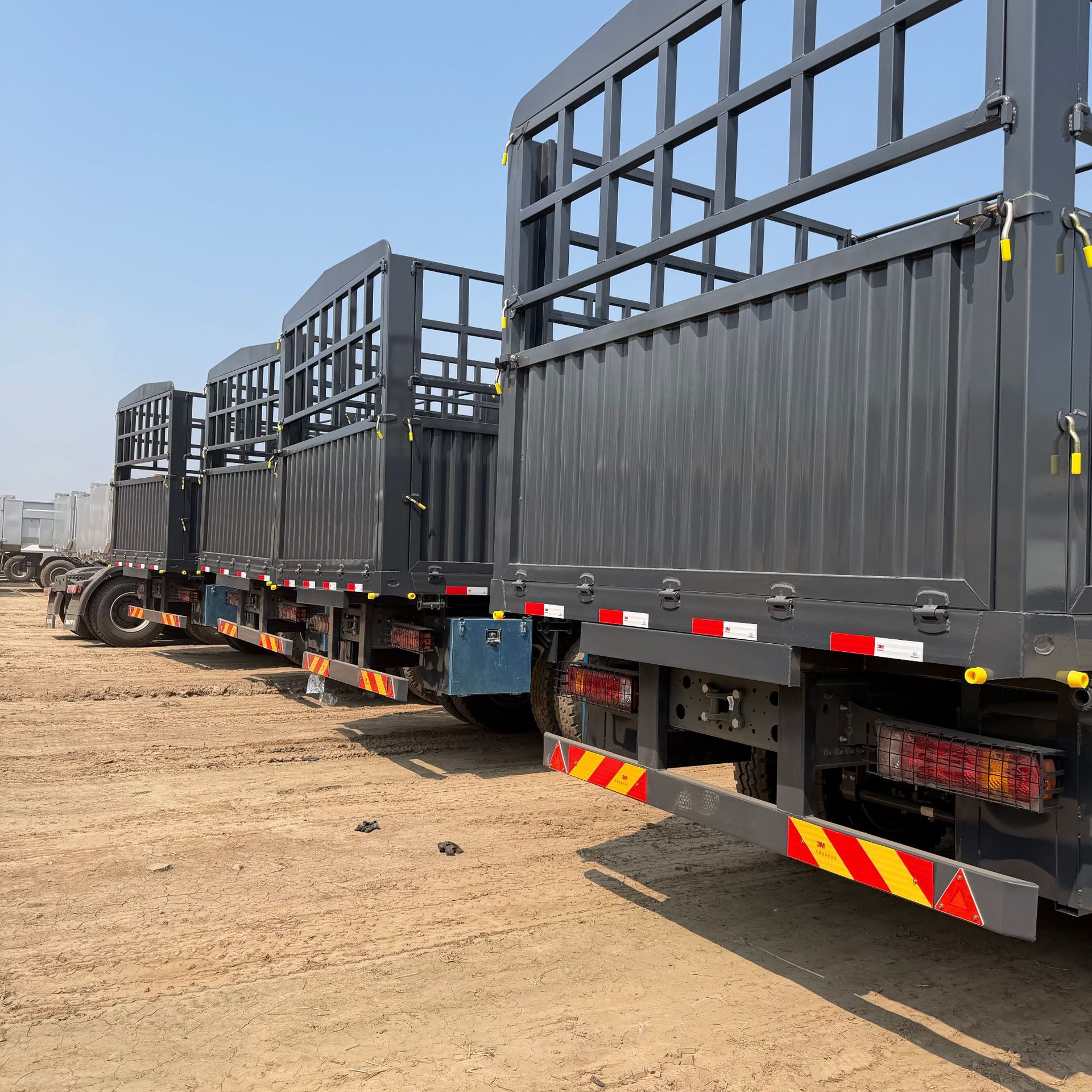 Exported to Africa: Howo Engineering Dump Truck, 6X4 Flatbed Truck, Front Four-Wheel Drive and Rear Eight-Wheel Drive Dump Truck