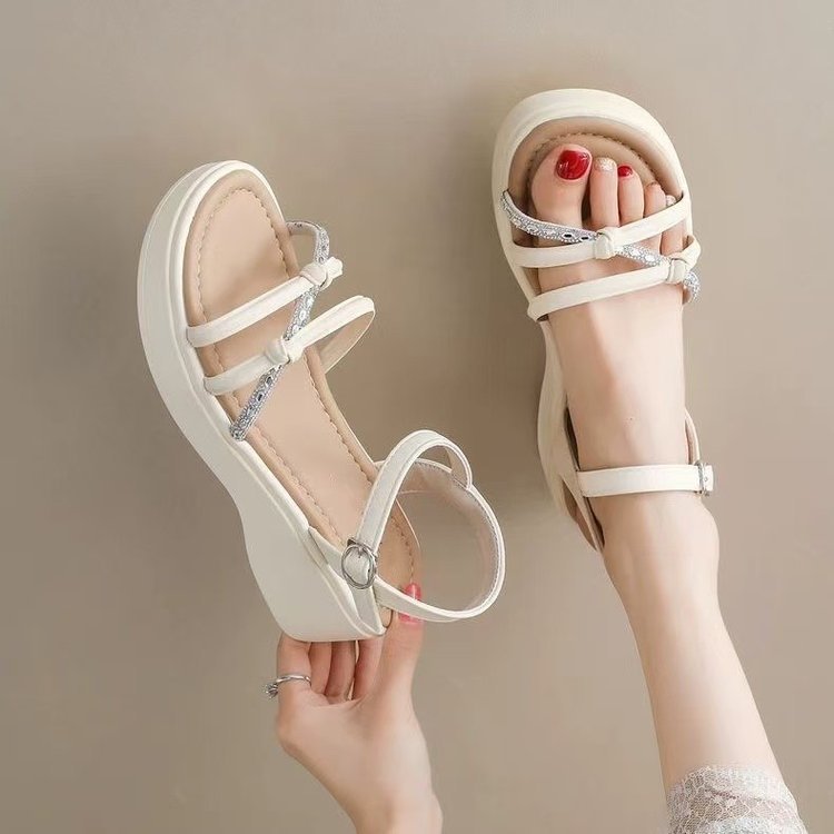 El viento de hadas aumenta la altura de la parte inferior antideslizante 06 nuevo estilo de verano versátil de diamante dos zapatillas romanas suaves para mujeres