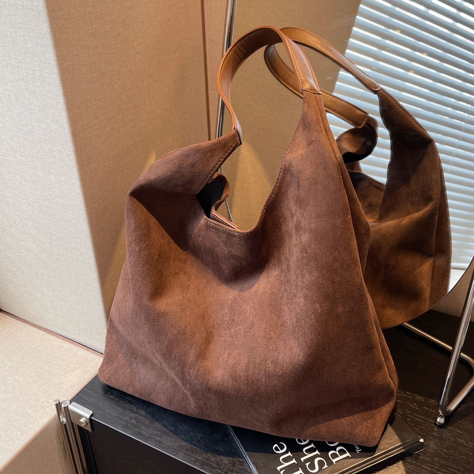 Bolsa de veludo suave retro 2025 nuevo otoño invierno popular bolsa de hombro de gran capacidad bolsa de cubo explosiva