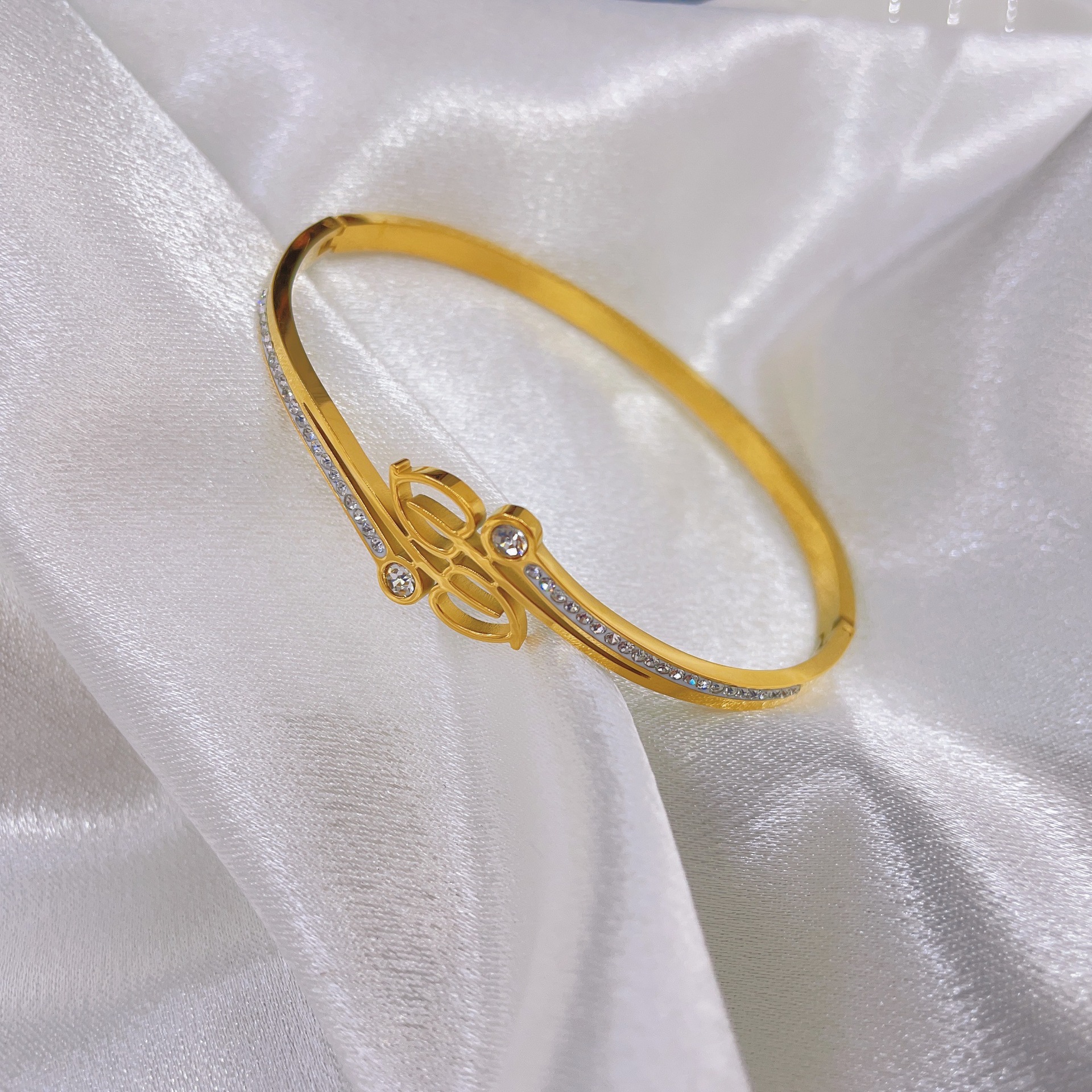 En stock fábrica directa Transfronteriza Popular electrochapado 18K pulsera de acero de titanio femenina personalidad no se desvanece moda nicho moda