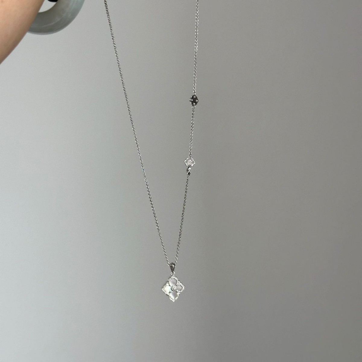 Collana con ciondolo a quadrifoglio in madreperla bianca di alta qualità, in stile palazzo, in argento puro, leggera e lussuosa_voghion.com